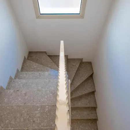 House 7, The Artisan
